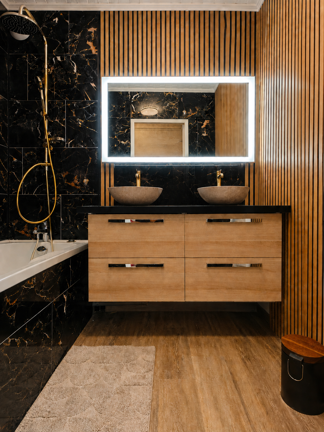 Salle de bain marbre noir et or